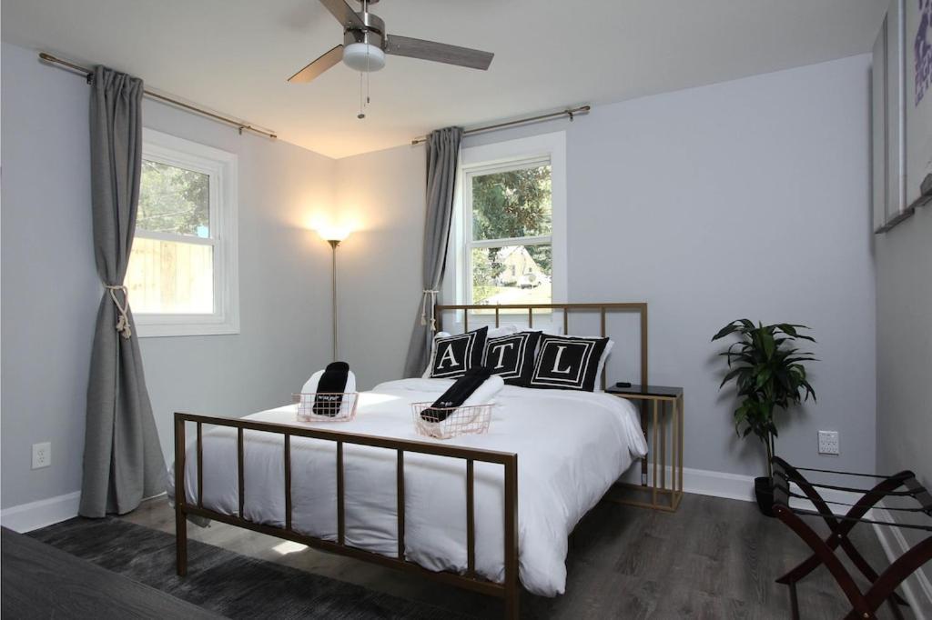 West End Bungalow Perfect To Work, Play, & Escape Atlanta Exterior photo